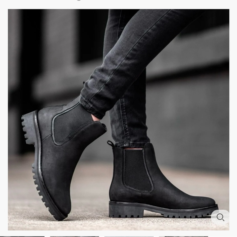 Women’s Thursday Boot company matte black legend Chelsea boots 10.5 EUC 🖤